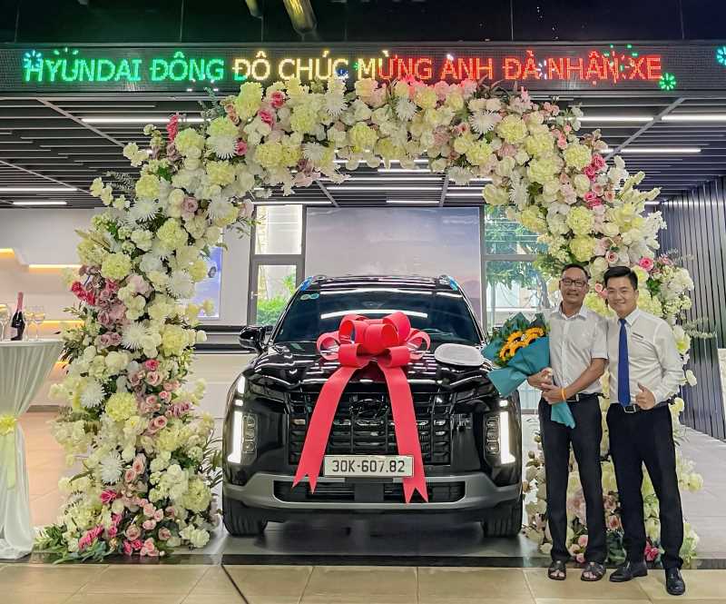 Khách hàng nhận xe tại Hyundai Đông Đô